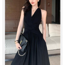 批发御姐高级感v领挂脖连衣裙夏季新款海边度假显瘦收腰气质长裙2026