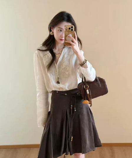 이른 가을 착용 가져 가라. 전체 집합 부드러운 분위기 화이트 V넥 자수 셔츠 불규칙 반신 미니 스커트 두 조각 여성 세트