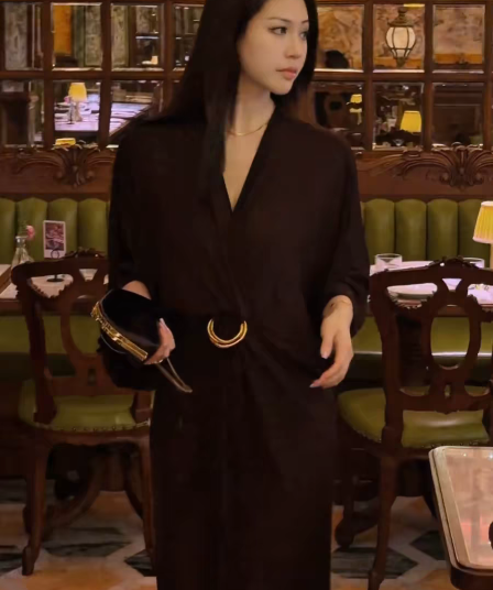 레트로 2026 여름 새로운 프랑스식 십자가 럭셔리 V넥 루즈핏 반지 버클 허리 수축 주름 배트윙 소매 슬림해 보이는 드레스