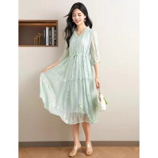 批发2026夏季新款薄荷绿<b class='q'>绣花</b>V领桑蚕丝<b class='q'>连衣裙</b>女温柔气质显瘦中长裙