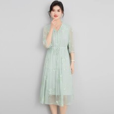 批发2026夏季新款薄荷绿<b class='q'>绣花</b>V领桑蚕丝<b class='q'>连衣裙</b>女温柔气质显瘦中长裙
