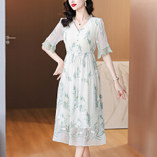 批发V领真丝<b class='q'>连衣裙</b>女中长款2026年夏装新款荷叶袖绣花绿色<b class='q'>桑蚕丝</b>裙子