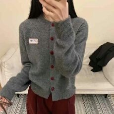 批发秋冬新款温柔风圆领单排扣字母刺绣软糯宽松针织开衫春季<b class='q'>毛衣</b>外套