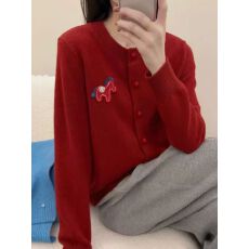 批发小马刺绣浣熊羊毛<b class='q'>开衫</b><b class='q'>长袖</b>2026百<b class='q'>搭</b>新款减龄毛衣外套上衣羊毛衫女