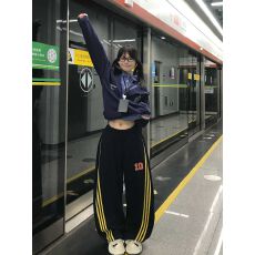 批发大码美式复古三条杠刺绣弯刀阔腿裤女2026<b class='q'>春</b>季宽松休闲运动裤卫裤
