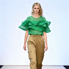 批发时尚圆领套头叠层荷叶边拼接宽松百搭<b class='q'>短袖</b>钩花镂空蕾丝小衫女