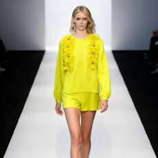 批发法式上衣女装新款设计感立体花修身百搭泡泡袖套头衬衫女