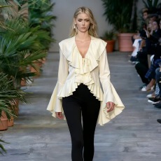 批发法式设计感不规则<b class='q'>喇叭袖</b>缎面显瘦衬衫女荷叶边V领系带防晒上衣潮