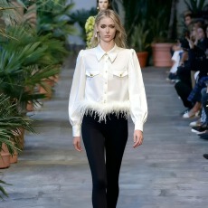 批发韩版新款上衣缎面女秋装设计感小香风<b class='q'>白色</b>短款拼接鸵鸟毛衬衫