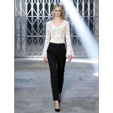 批发<b class='q'>喇叭袖</b>V领磨毛蕾丝打底衫女秋冬款毛茸茸低领内搭露锁骨气质上衣