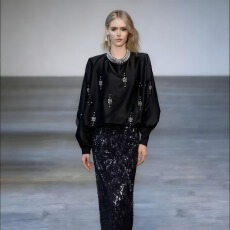 批发<b class='q'>欧美</b>时尚重工镶钻圆领灯笼袖缎面衬衫女秋季时尚宽松收腰遮肉上衣