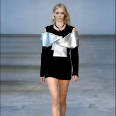 批发韩国东大门设计感新款网纱蝴蝶结拼接长袖露肩圆领t恤上衣女