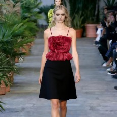 批发甜美立体玫瑰花装饰洋气修身网纱吊带小衫女夏无袖减龄显瘦上衣潮