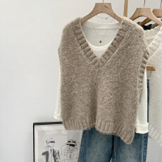 批发实拍图叠穿高级感V领羊毛针织马甲背心女2025新款时髦洋气上衣