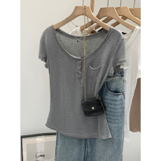 批发实拍图高级感别致纽扣口袋设计短袖T恤女春新款2026超火减龄<b class='q'>上衣</b>