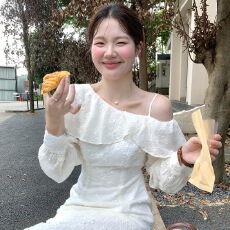 批发2025新款韩系设计荷叶边白色<b class='q'>露肩</b>一字领<b class='q'>连衣裙</b>收腰显瘦温柔风长裙