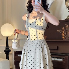 批发肖夫人优雅法式初春<b class='q'>复古</b>波点<b class='q'>长裙</b>显瘦仙女吊带18-25岁夏日度假