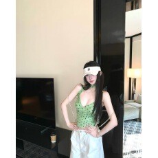 多巴胺穿搭绿色V领波点吊带背心女夏季外穿修身短款挂脖飘带上衣