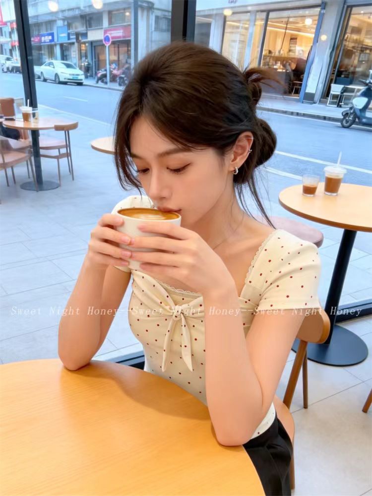달콤함 도트 무늬 동점 벨트 측면 칼라 레이스 패치워크 반팔 맨위 여성 몸매 가꾸기 슬림해 보이는 연령 감소 맨위