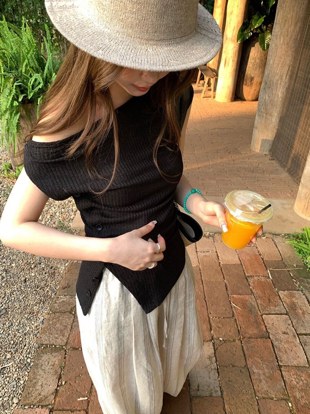 im ~까지 세련된 해체 작은 대중 비스듬한 어깨 몸매 가꾸기 반팔 티셔츠 여성 비대칭 주름 부서 버클 니트 맨위