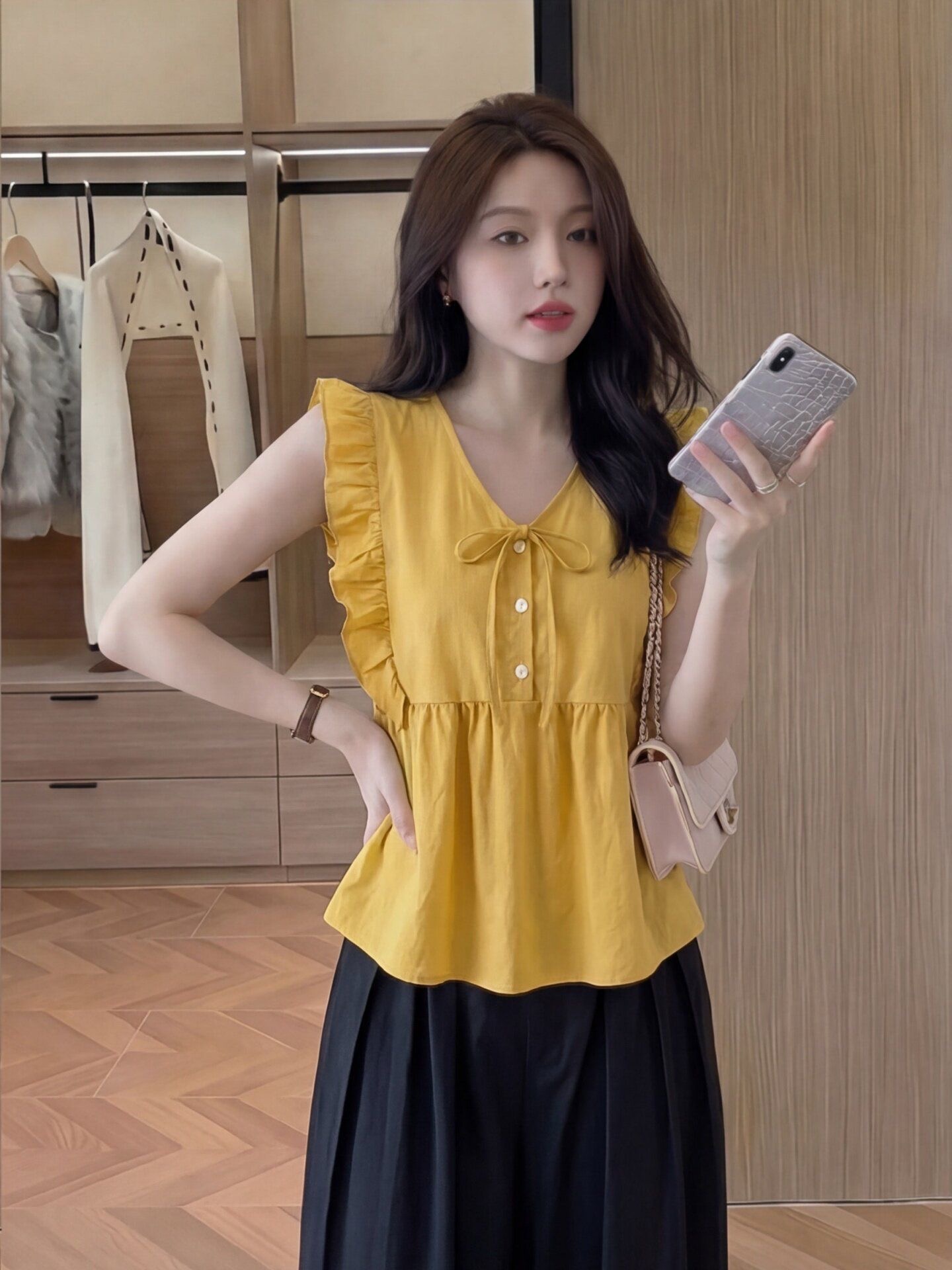 황색 레트로 Chic 품격 작은 날다 소매 셔츠 여성 의류 2026 여름 달콤함 쇼트 스타일 디스플레이 화이트 디자인 센스 맨위