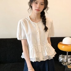 批发2026甜美减龄蕾丝花边拼接泡泡袖衬衣女<b class='q'>春</b>季荷叶边短袖小衫
