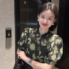 批发复古港风黑色碎花<b class='q'>短袖</b>衬衫女夏法式小众设计感气质泡泡袖<b class='q'>雪纺上衣</b>