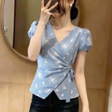批发<b class='q'>碎花</b>交叉V领短袖衬衫女夏2026大码胖mm显瘦系带收腰短款打底<b class='q'>上衣</b>