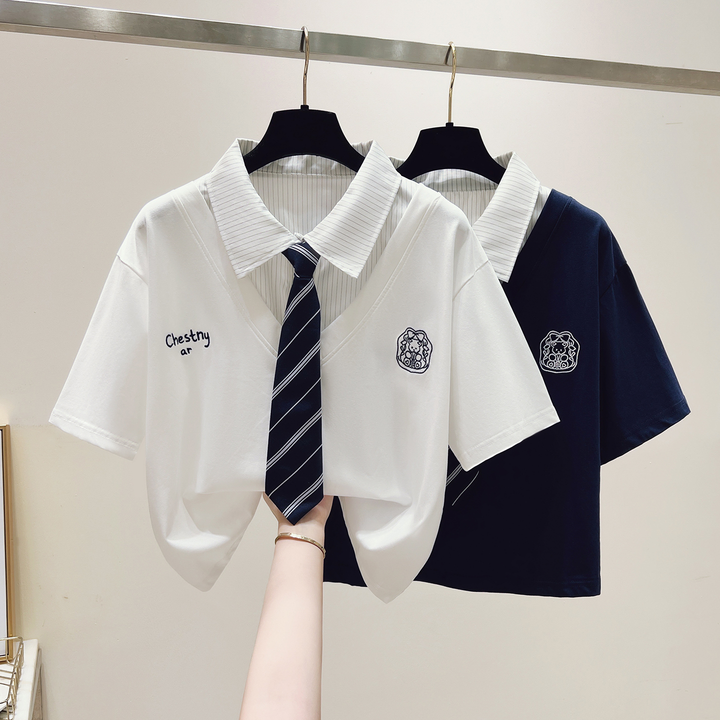 생각하기 Loy 실사 2026 여름 새로운 작은 곰 자수 학원 스타일 페이크 레이어드 루즈핏 POLO 칼라 반팔 티셔츠