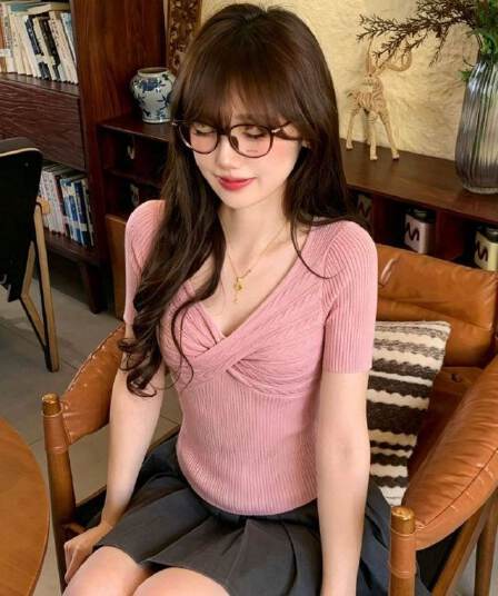 핑크색 V넥 십자가 비틀림 반팔 니트 스웨터 여성 여름 디자인 센스 고유 한 아름다운 슈퍼 잘 생긴 몸매 가꾸기 맨위