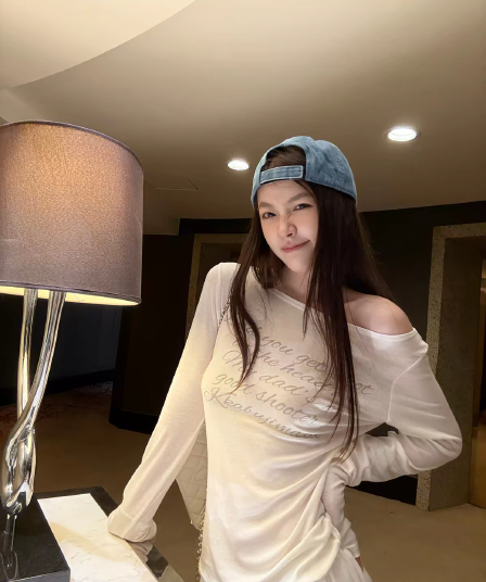 응축 우유 얼음 토피 빛 사람들 라이 경기 서울 양모 부담하지 마세요. 알파벳 긴팔 오프숄더 자외선 차단 t