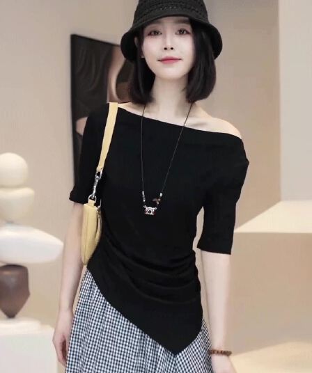 한 부서 불규칙 비스듬한 칼라 오프숄더 반팔 티셔츠 여성 2025 봄 여름 새로운 품격 슬림해 보이는 외국 가스 연령 감소 맨위