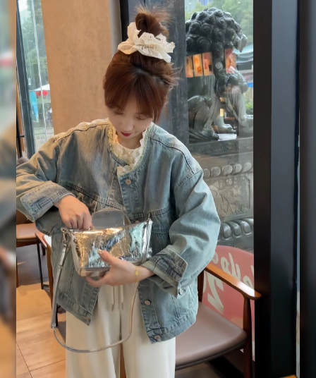 레트로 세련된 레이스 칼라 데님 여성 코트 2025 년 봄 새로운 디자인 센스 캐주얼 루즈핏 재킷 맨위