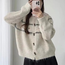 韩系软糯可爱牛角扣针织开衫女秋冬新款宽松复古刺绣毛衣外套上衣