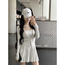 批发何晨曦 一整套ootd穿搭套装女短款针织修身开衫上衣A字百褶吊带裙