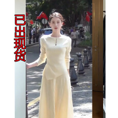 批发法式气质温柔风针织连衣裙子女秋冬季2025新款小个子斜肩套装长裙