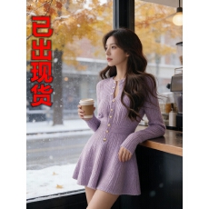 批发韩国慵懒风紫色针织连衣裙女2026<b class='q'>春</b>秋新款排扣收腰百搭洋气毛衣裙