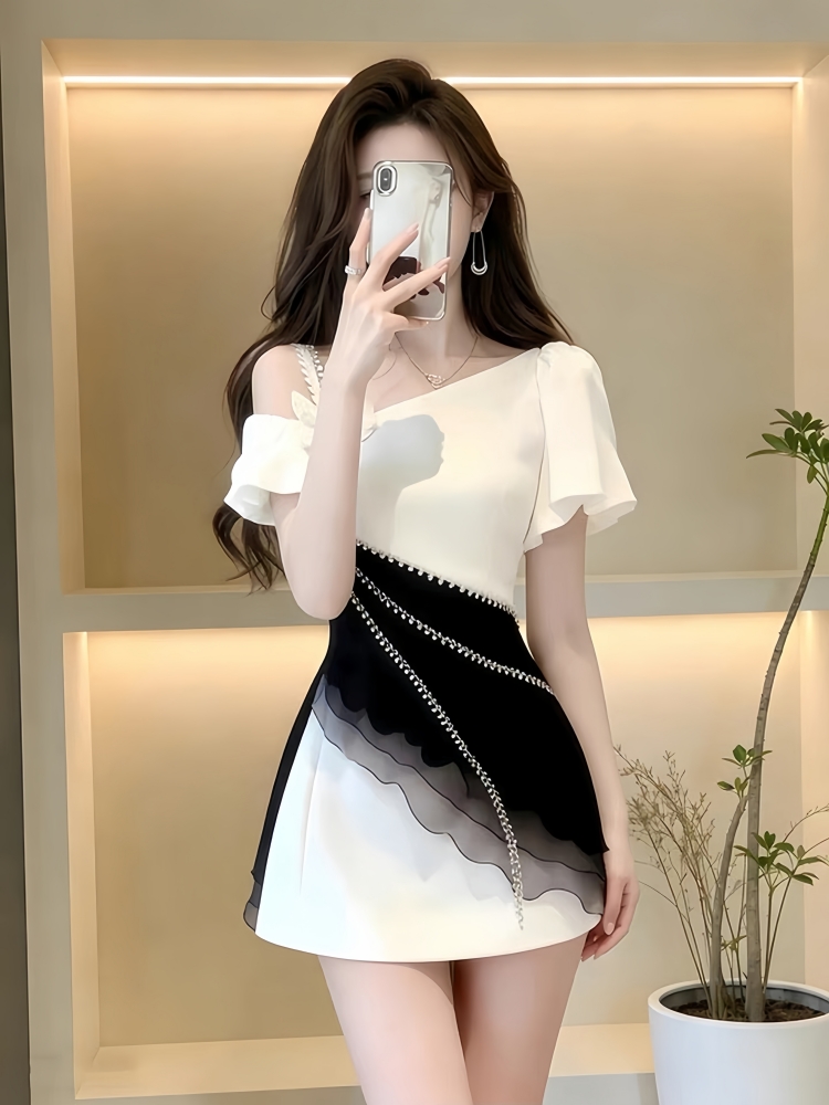 디자인 센스 작은 대중 비스듬한 칼라 여성 드레스 2026 여름 새로운 관대 한 점잖은 자이언트 잘 생긴 품격 꼬집기 허리 치마