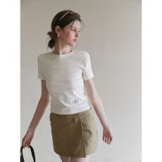 批发白色刺绣圆领正肩短袖<b class='q'>t</b><b class='q'>恤</b>女2026夏季夏修身<b class='q'>紧身</b>短款简约上衣新款