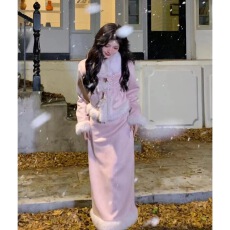 批发77“桃桃芝士”<b class='q'>秋</b>冬新款时尚千金风毛领浅粉色外套半身裙两件套