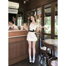 批发画解WAHJU 灵感点缀 早春<b class='q'>黑白</b>拼接蝴蝶结斜肩设计千金风a字<b class='q'>连衣裙</b>