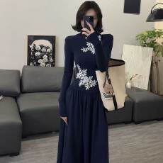 2026春季新款气质藏青复古风时尚长款连衣裙