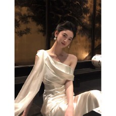 批发从一时刻暮光2026新款白色缎面斜肩连衣<b class='q'>裙</b>高级感飘带修身<b class='q'>礼服</b>