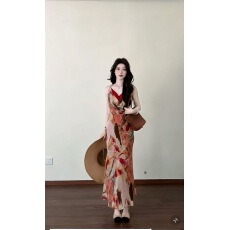 批发法式复古荡领修身印花连衣裙女夏季2026新款收腰挂脖吊带度假<b class='q'>长裙</b>