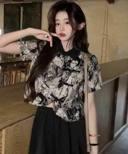 새로운 중식 국풍 단추 홀치기 염색 반팔 여성 셔츠 여름 레트로 디자인 긍정적 인 어깨 셔츠 쇼트 스타일 쉬폰 톱