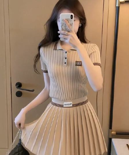 카키 색 니트 세트 여성 여름 2026 슈퍼 화재 착용 가져 가라. 작은 키 POLO 칼라 맨위 플리츠 스커트 투피스 세트