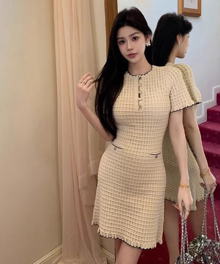 절묘한 작은 샤넬 스타일 배색 홀로우 아웃 후아 남편 그리드 질감 센스 달콤함 허리 수축 품격 슬림해 보이는 출퇴근 반팔 드레스
