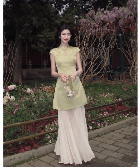 링 茜 거만한 와우 얕은 녹색 연기 새로운 중식 새틴 개선 치파오 여성 봄 여름 자수 쇼트 스타일 나비 드레스 세트