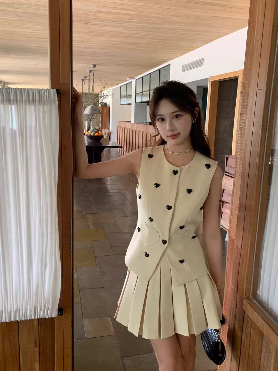 금속 하트 몸매 가꾸기 정장 베스트 조끼 플리츠 반신 미니 스커트 투피스 슈트 여성 여름 얇은 스타일