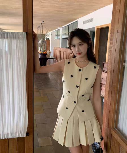 금속 하트 몸매 가꾸기 정장 베스트 조끼 플리츠 반신 미니 스커트 투피스 슈트 여성 여름 얇은 스타일